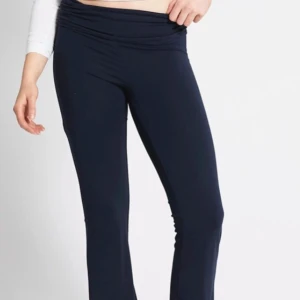 Mörkblå bootcut byxor  - Snygga mörkblå byxor med bootcut passform. Säljer ljus gråa också🤗