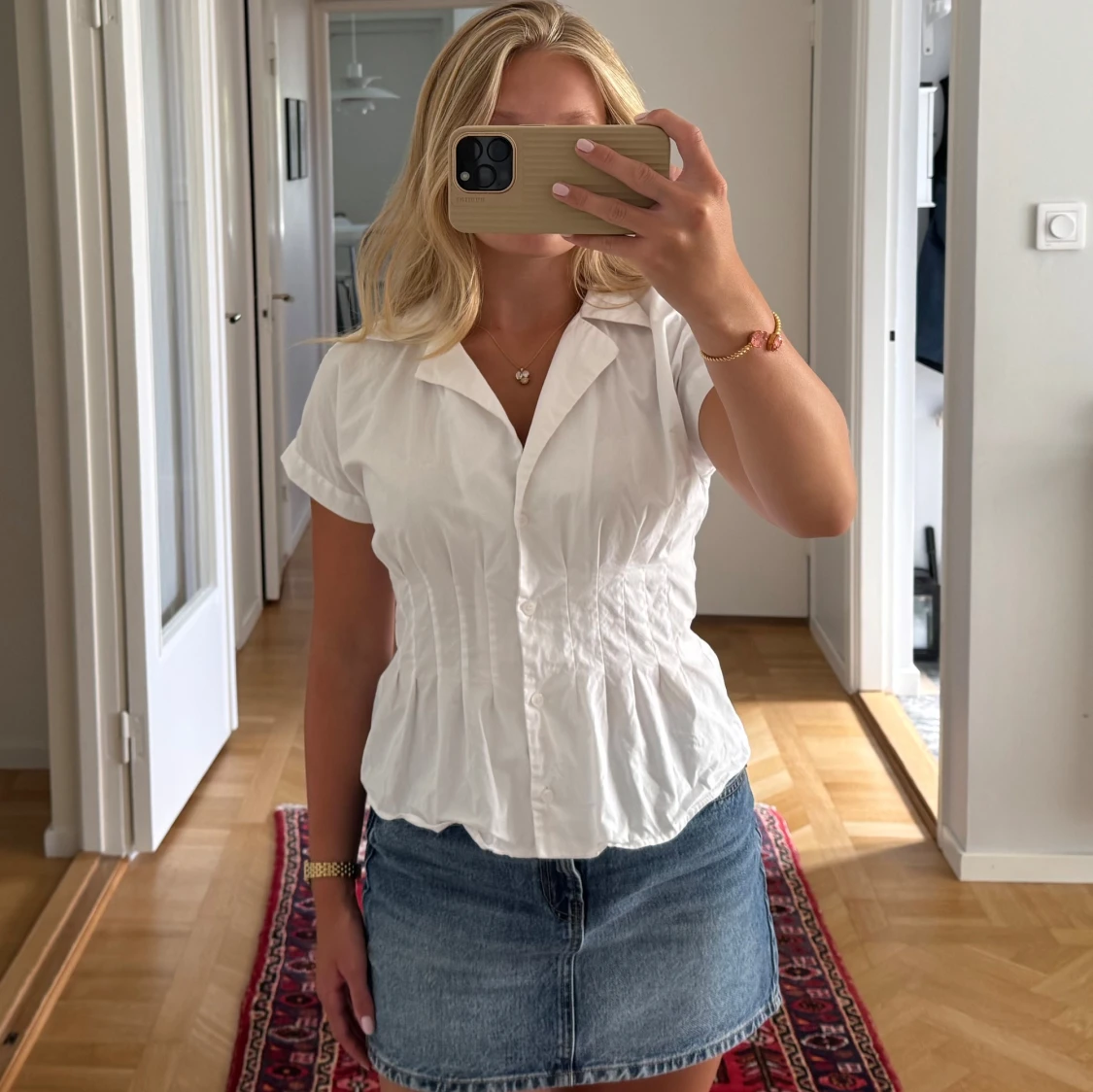 Vit blus med krage och knappar - 2