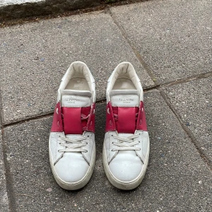 Valentino opens - Säljer dessa äkta Valentino opens röd/rosa. Nästan cerise färg. Hyfsat använda men i bra skick. (Box följer inte med).