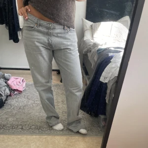 Grå straight jeans Gina tricot  - Gråa straight jeans från Gina tricot men kan också sitta oversize. Köpt för flera år sen, säljer pga av de inte kommer till användning. Kontakta mig vid frågor💕😊