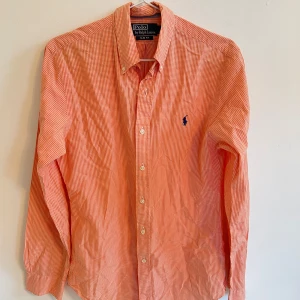 Ralph Lauren skjorta - Ralph lauren skjorta i snygg orange färg. Först till kvarn.