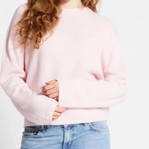 Ljusrosa stickad tröja med lång ärm - Supermysig ljusrosa stickad tröja med rund hals och långa ärmar. 