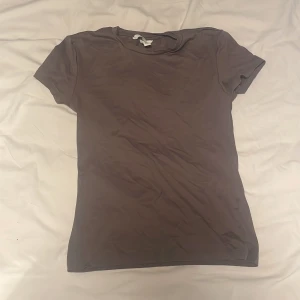 Brun T-shirt  - Säljer denna fina T-shirt. Fick den för nästan ett år sedan men har aldrig använt den. 