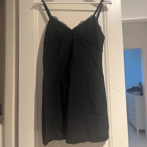 Svart mini klänning från Zara - Snygg svart mini klänning med tunna axelband ifrån Zara