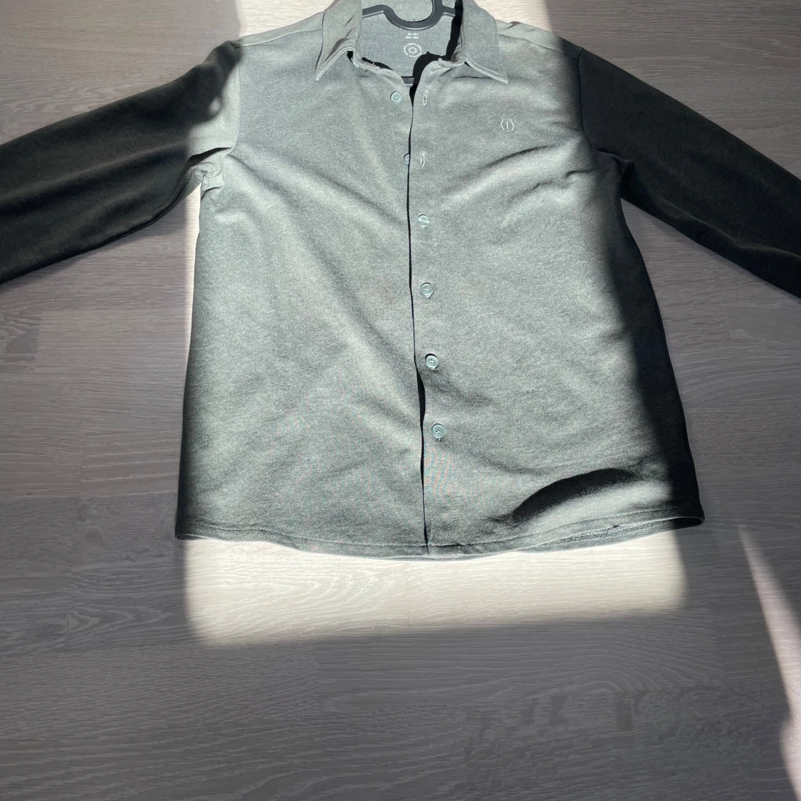 Grå skjorta med knappar från Knowledge Cotton