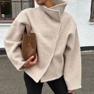 Beige teddyjacka med oversized krage - Säljer en beige teddyjacka med lite oversized passform. Jackan är gjord i mjukt teddy-material och har en stilren look med dold knäppning framtill. Jättevarm och snygg! 🩷