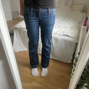 Lågmidjade marimblåa  jeans  - Snygga lågmidjade jeans från esprit i strl 34. Nästan aldrig använda och i mycket bra skick! 