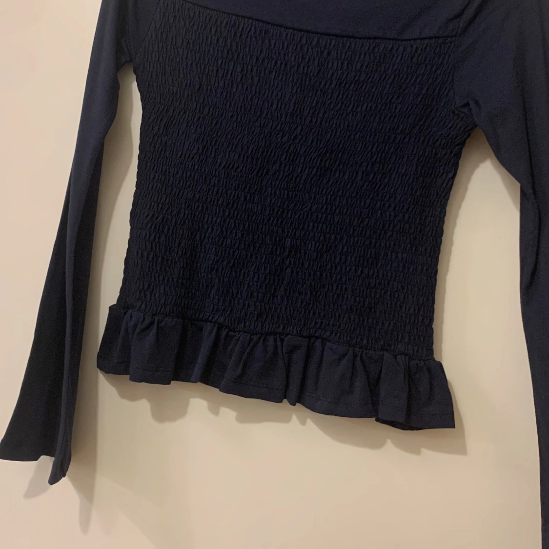 Mörkblå långärmad topp med volang - 3