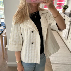 Beige/vit jacka - Så fin med hundtands mönster och trekvartsärm! 🩷🩷