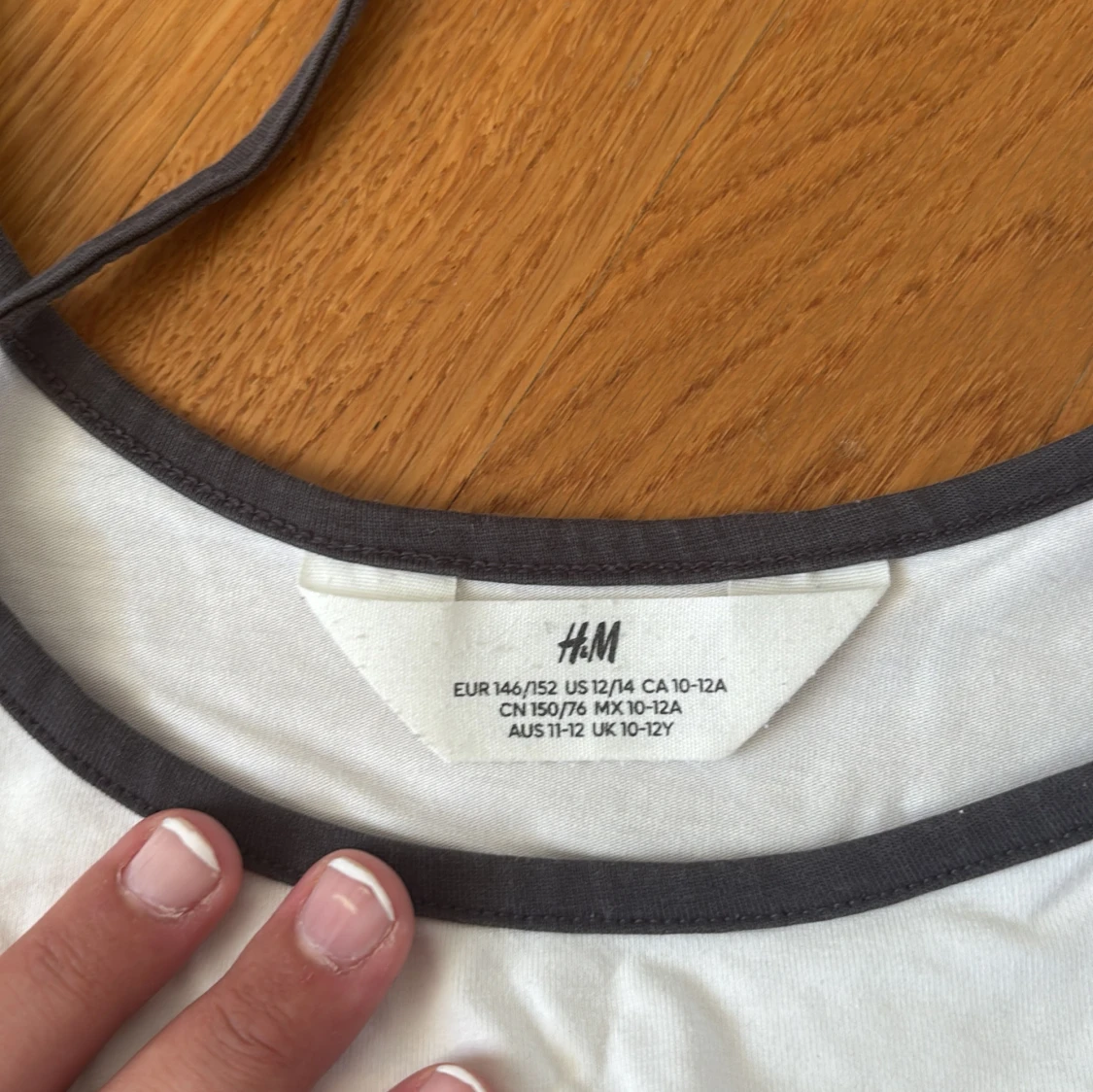 Vit linnetopp med grå kant från H&M - 3