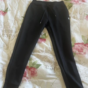 Polo Ralph Lauren svarta mjukisbyxor strl S - Svarta mjukisbyxor från Polo Ralph Lauren i strl S.  Bara använda ett par gånger. Nypris: 1599kr. Kvitto finns.