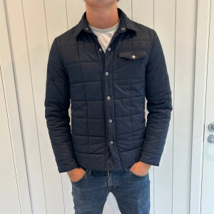 Dunjacka med krage - Riktigt snygg jacka ifrån samsoe samsoe. I storlek S men passar även M. Modellen är 184. Inga defekter eller liknande. Bara att skriva vid frågor eller funderingar