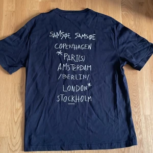  Samsøe Samsøe T-shirt  - Svart t-shirt från Samsøe Samsøe i storlek S men kan passa M. Nyskick knappt använd 