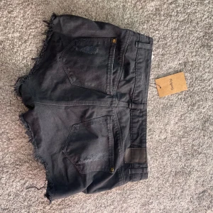 Svarta jeansshorts från Denim Life - Snygga svarta jeansshorts. De är köpta från sellpy men är aldrig använda av mig. Kontakta vid frågor❤️😁