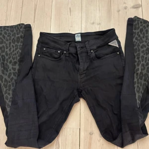 Replay svarta jeans med leopardmönster - Säljer ett par svarta Replay jeans med coola leopardmönstrade paneler längs benen. Har sytt på leoparden själv! .