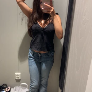 Blå jeans med låg midja - Säljer ett par klassiska blå jeans med låg midja och raka ben. Jeansen har tydliga sömmar, vilket ger en snygg och tidlös look. Passar perfekt till en avslappnad stil och är gjorda i mjukt denimtyg. Köpte för 750