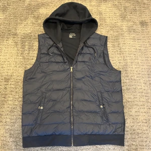 Ralph lauren Cardigan väst - Säljer nu en riktigt fet Ralph lauren cardigan väst. Storlek L. Om du har några fler funderingar så är det bara att fråga på! ❇️