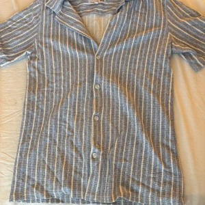 Blåvit randig skjorta från 157 - Linne skjorta från lager 157 i bra skick