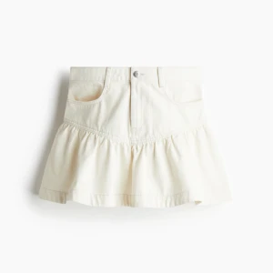 Jeanskjol med volang - Säljer denna superfina jeanskjolen med volang från hm då den tyvär inte passar mig💔💔 Kjolen är helt slutsåld och han inte skicka tillbaka den i tid. Färgen är superfin lite krämvit, perfekt till hösten! ALDRIG ANVÄND