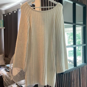 Vit ribbad stickad tröja S - vit stickad ribbad klänning från h&m, aldrig använd men super fin och skön! 