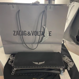 Zadig & Voltaire - Inköpt i deras butik i Stockholm förra året för dryga 4 tusen kronor, använt sparsamt och säljer då den inte kommer till användning längre Finns fyra fack och båda kedjorna följer med  Kvitto finns  Säljer endast till någon seriös  Kan även mötas upp🌸 