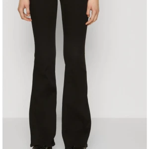 Svarta bootcut byxor från ONLY - Superfina svarta bootcut jeans från only i storlek xs/30 säljer så de inte passar mig