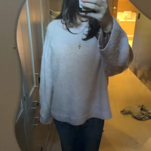 Oversized rosa stickad tröja - Mysig oversized stickad tröja i rosa med långärmad passform. Perfekt för att chilla eller hänga med kompisar. Tröjan har en enkel design utan mönster och är lätt att matcha med jeans eller andra favoritplagg.