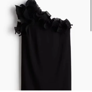 One shoulder klänning  - Snygg svart one shoulder klänning från hm som ej kommer till användning💕