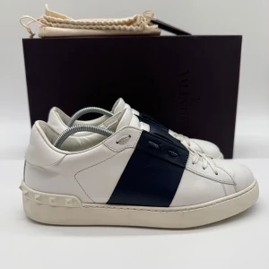 VALENTINO OPEN SNEAKERS - Valentino open sneakers - Skick: 9/10 - Storlek 39 sitter som 40 - Tillbehör: Box & Dustbag & Kort - Nypris 7700kr - Hör av dig vid minsta fundering / Deluxecloset