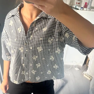 Skjorta från Zara - Rutig skjorta från Zara som aldrig är använd 😻