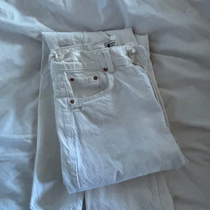 Vita jeansbyxor från Gina Tricot - Ett par vita jeans i storlek 32 med rak modell och vida ben, från Gina Tricot. Mycket bra skick.