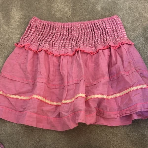 Rosa volangkjol från Zara - Supersöt rosa kjol från Zara i strl 164 men kan användas mindre eller större💞