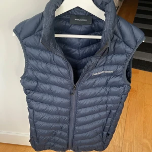 Peak Performance väst - Snygg mörkblå dunväst från Peak Performance som passar perfekt nu till hösten och även soligare vinterdagar🙌 inga defekter och har använts varsamt🤩nypris 2000kr