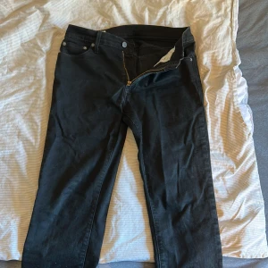 Svarta Levi's 511 jeans W30 L30 - Säljer ett par svarta Levi's 511 jeans. Jeansen har smal passform och sitter hyffsat slimmat. Passar dig som är mellan 170-175. Det står L 32 men har blivit tvättade x antal ggr så skulle säga L 30. De är i nyskick och stilrena. Pris går att diskuteras vid snabb affär