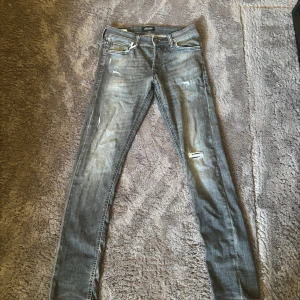 W27 L32 - Najs Jack and Jones jeans med slitningar perfekt till grisch folket där ute!