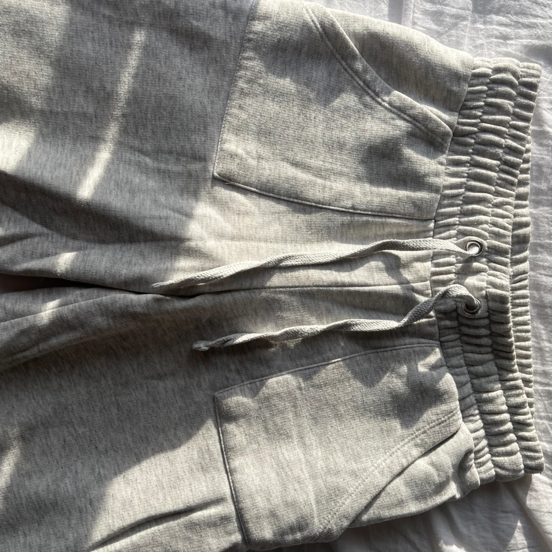 Grå mjukisbyxor med snörning - 1