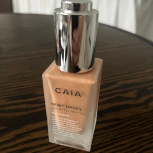 CAIA Dewy Drops Serum Foundation💞💞 - CAIA Dewy Drops Serum Foundation I färgen 30 N vilket är en neutral färg💞Det är ungefär 70 %kvar i