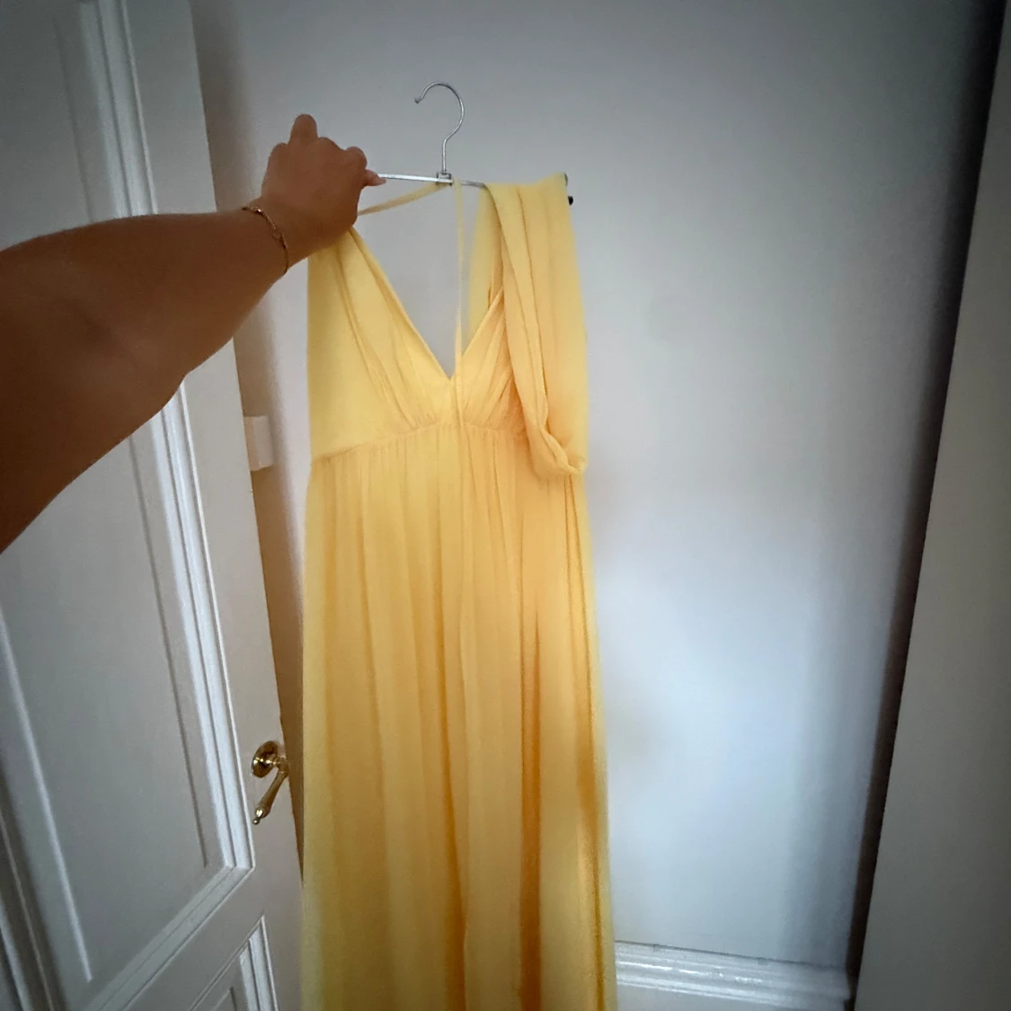 Gul långklänning med v-ringning - 1