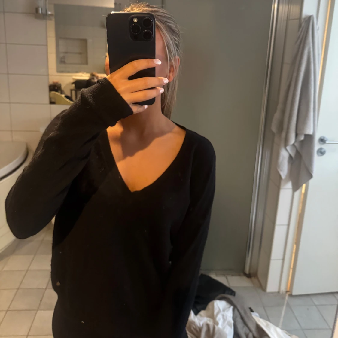 Svart v-ringad stickad tröja  - 1