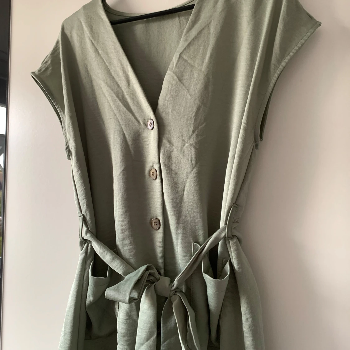 Ljusgrön klänning med knyt - 2