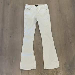 Vita bootcut jeans från true religon i Becca  - Snygga vita bootcut jeans från true religon. Väldigt bra skick har använt fyra gånger