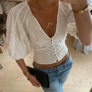 Broderad vit blus med puffärm - Säljer denna fina broderade blus med puffärmar och knappar framtill! Den är köpt här på plick men var tyvärr för stor. Den är i storlek S men jag tycker snarare den passar M. Obs förra ägaren klippte av lapp inne i tröjan så det står inget. Hör av dig vid frågor 💕