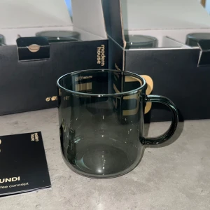 Muggar - Superfina muggar (35cl)  inköpta på Cervera. Helt nya och aldrig använda då jag hittade ett par andra. Verkar inte säljas längre hos Cervera. Orginalpris för alla 8 är 1058kr. Kan även mötas upp i Uppsala och eventuellt i Stockholm.