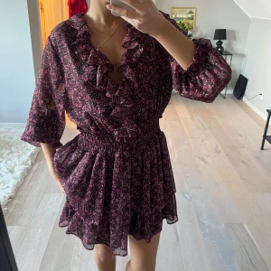 Blommig klänning - Supersöt klänning, storlek L men passar även mig som bär S. Klänningen har ett hål (se bild) men inget jag lagt märke till förens nu, så inget som syns 