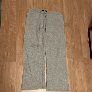 Grå mjukisbyxor från Bik Bok - Grå mjukisbyxor från Bik Bok i storlek M. Snörning i midjan och raka vidare ben. Jag är 160cm lång och de är lite åt det längre hållet på mig🩷