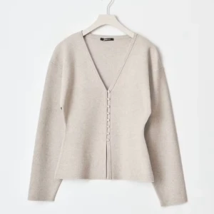 Beige kofta med v-ringning  - Snygg beige kofta från Gina  med djup v-ringning och dekorativa knappar framtill. Koftan är knappt använd! Pris kan diskuteras vid snabba köp!❤️