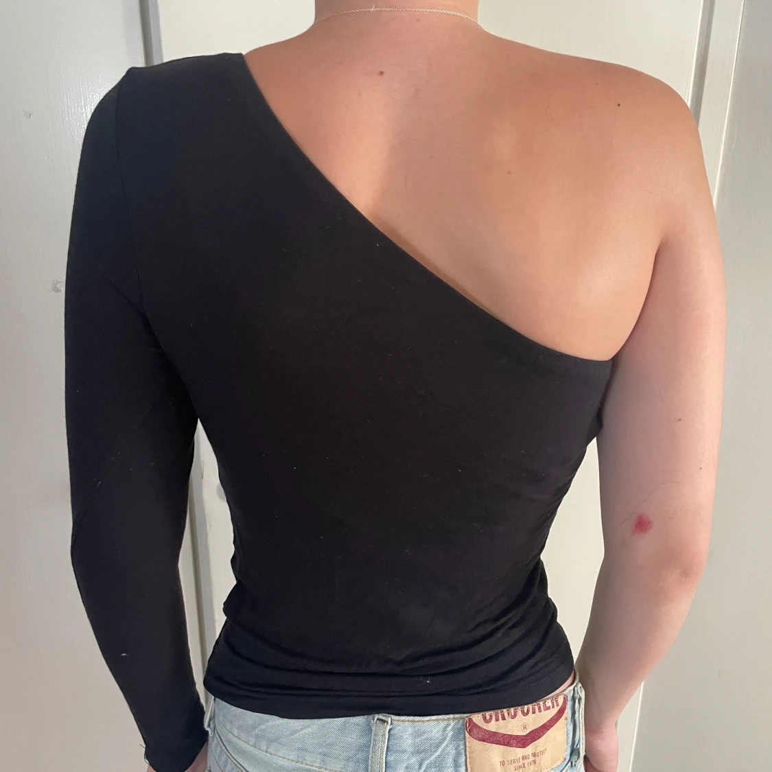 Svart oneshoulder topp - 1