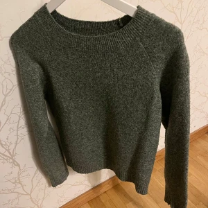 Grå stickad tröja från Vero Moda - Mysig grön stickad tröja från Vero Moda, säljer för den inte kommer till användning längre. 