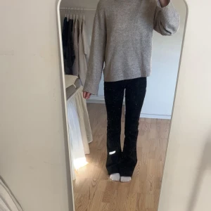 Beige stickad tröja H&M - Mysig beige stickad tröja från H&M med rund hals och långa ärmar. Tröjan har en loose passform och har blivit använd och tvättad ett antal gången. Skriv gärna gällande frågor om produkten🤍