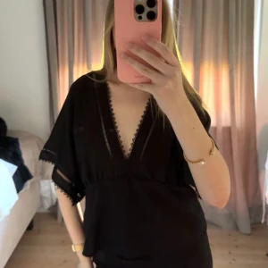 Svart blus från Zara  - Svart blus från Zara med v rigning 
